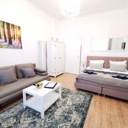 Kvh By Rockchair Apartments L Superhost Status L Boxspringbett Am Schloss Charlottenburg Welcomes You! Berlin Exterior photo